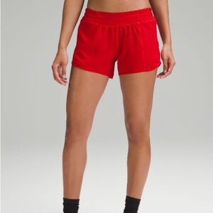 Lululemon hotty hot low rise 4” short NEVER WORN